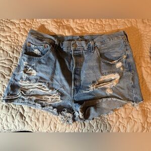 Distressed Levi’s 501 Jean Shorts